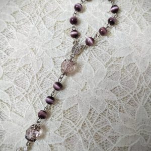 Dezena do terço em vidro vinho e entremeio de Nossa Senhora das Graças