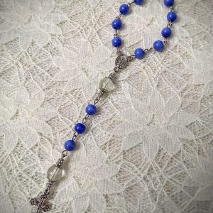 Dezena do terço em vidro azul e entremeio de Nossa Senhora das Graças