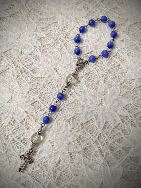 Dezena do terço em vidro azul e entremeio de Nossa Senhora das Graças