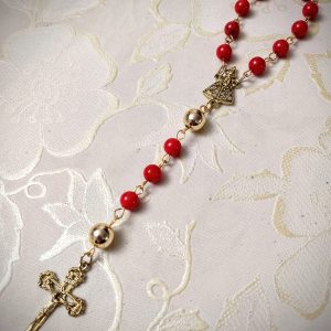 Dezena do terço contas vermelhas e dourado com entremeio de Nossa Senhora Aparecida