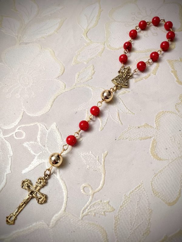 Dezena do terço contas vermelhas e dourado com entremeio de Nossa Senhora Aparecida