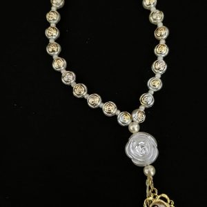 Coroa de Santa Teresinha com rosas peroladas e medalha dourada (modelo 1)