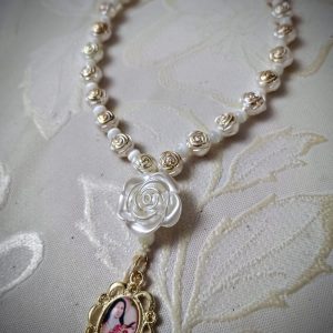 Coroa de Santa Teresinha com rosas peroladas e medalha dourada (modelo 3)