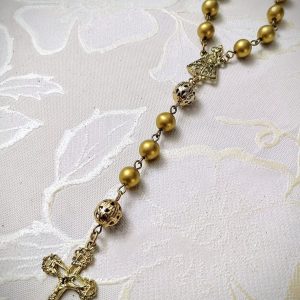 Dezena do terço em dourado fosco e entremeio de Nossa Senhora Aparecida