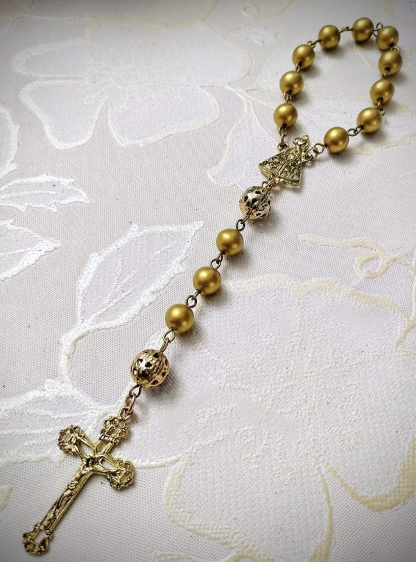 Dezena do terço em dourado fosco e entremeio de Nossa Senhora Aparecida