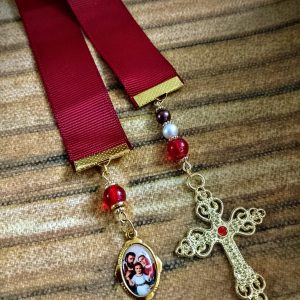 Marcador de páginas bordô com medalha da Sagrada Família