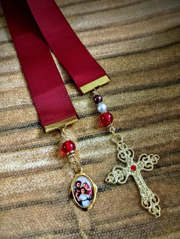 Marcador de páginas bordô com medalha da Sagrada Família