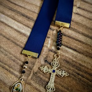 Marcador de páginas azul marinho com medalha de São José