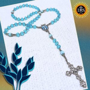 Terço em acrílico azul com entremeio de Nossa Senhora das Graças