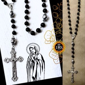 Terço em acrílico preto com crucifixo grande prateado