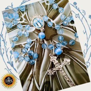 Terço azul claro com entremeio de Nossa Senhora das Graças
