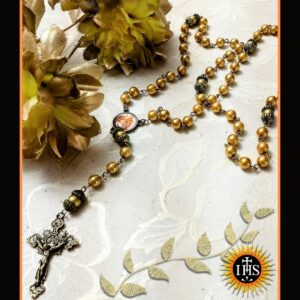 Terço perolado amarelo ouro com entremeio da Sagrada Família e crucifixo em ouro velho