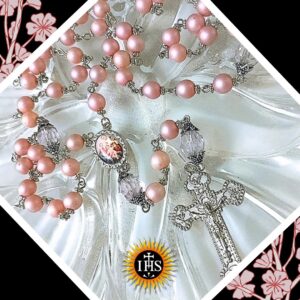 Terço rosa perolado com entremeio da Sagrada Família