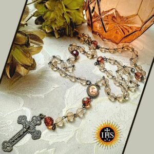 Terço em acrílico translúcido nude com entremeio do Anjo da Guarda e crucifixo em ouro velho