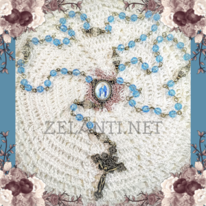 Terço em acrílico azul com entremeio de Nossa Senhora das Graças e crucifixo em metal ouro velho
