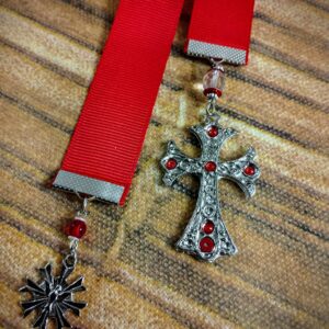 Marcador de páginas vermelho com cruz e medalha do Espírito Santo prateada