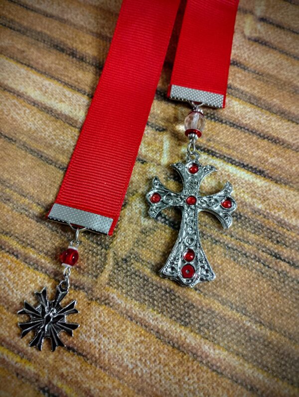 Marcador de páginas vermelho com cruz e medalha do Espírito Santo prateada