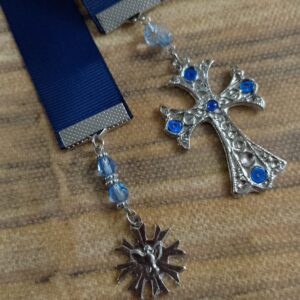 Marcador de páginas azul com cruz e medalha do Espírito Santo prateada