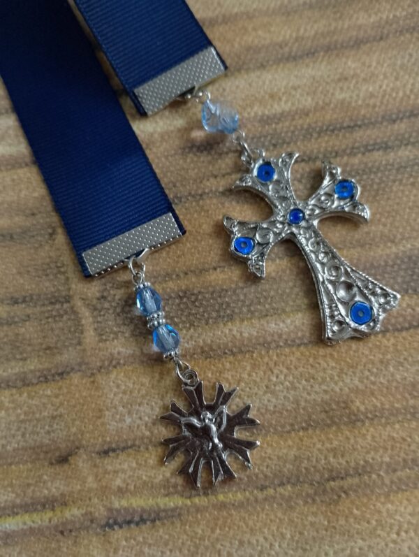 Marcador de páginas azul com cruz e medalha do Espírito Santo prateada