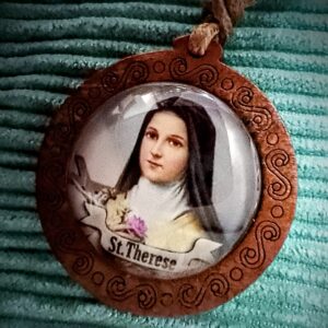 Colar de cordão marrom regulável com pingente de Santa Teresinha