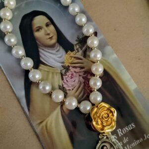 Coroa de Santa Teresinha com contas peroladas, rosa dourada e medalha
