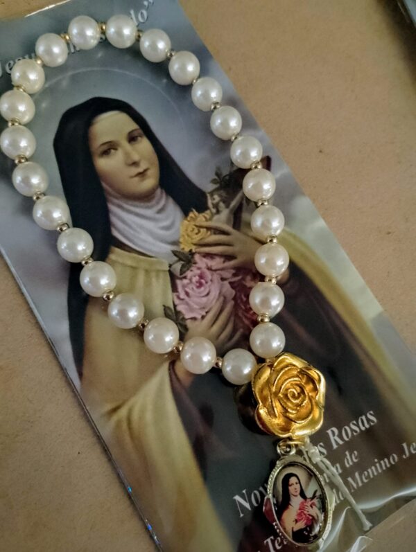 Coroa de Santa Teresinha com contas peroladas, rosa dourada e medalha