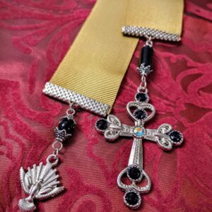 Marcador de páginas beje com cruz e medalha do Espírito Santo preteada