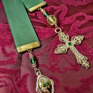 Marcador de páginas verde com medalha de São José e cruz dourada