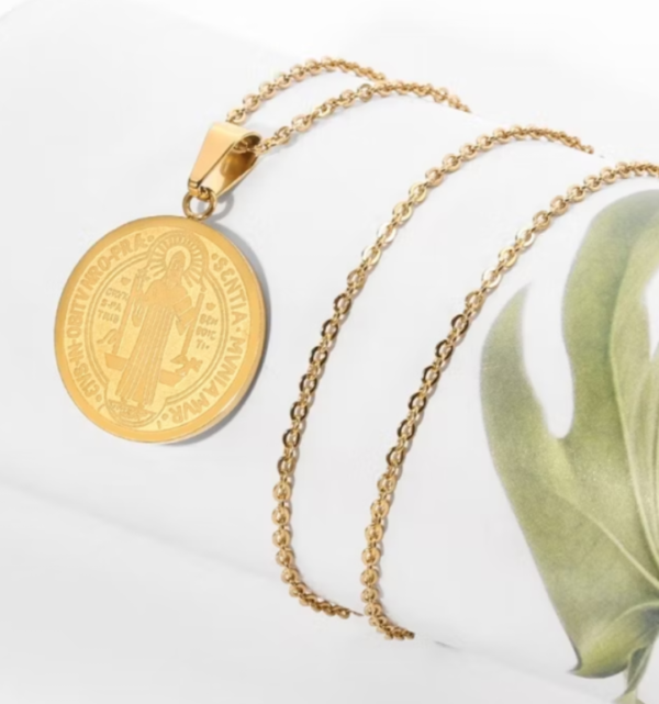 Pingente dourado da medalha de São Bento com corrente
